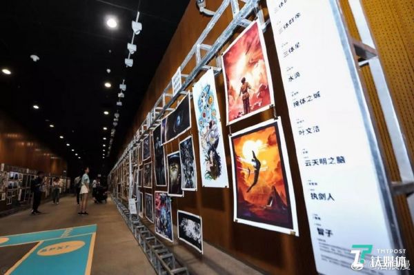 “另一颗星球”科幻大会上由三体艺术插画组成的“未来画廊”