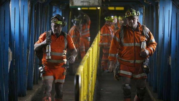 他要让工人们穿着西装扎着领带去采煤