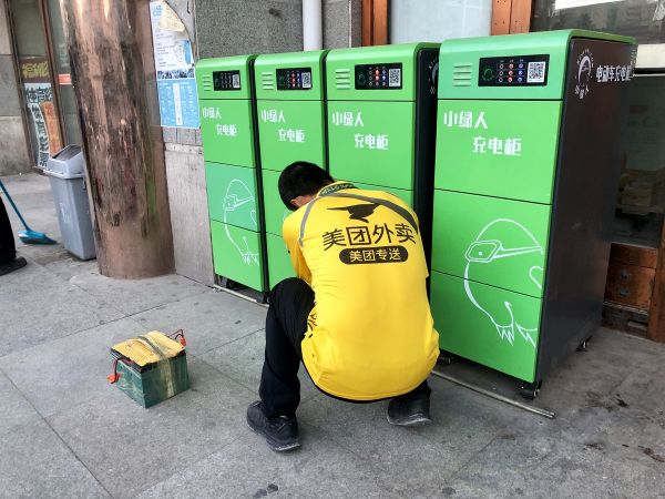 36氪新风向 | 缓解外卖小哥的里程焦虑,“3分钟换电”是被巨头看好的大生意