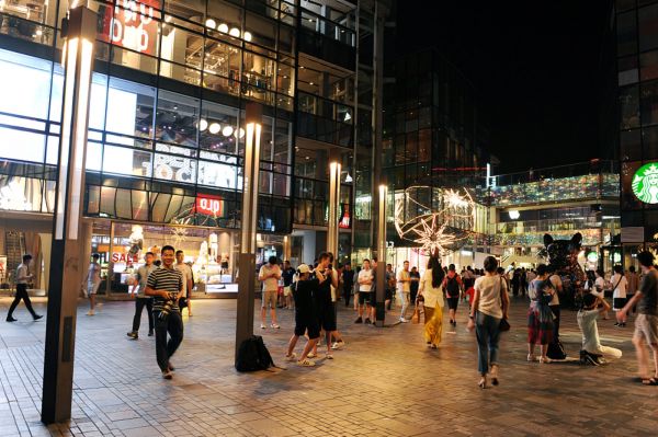 北京晚上的三里屯,图片来源@视觉中国