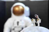 【钛晨报】欧洲空间局研制月球基地建造用砖，白天储能晚上发电；华为5G折叠屏手机下月上市