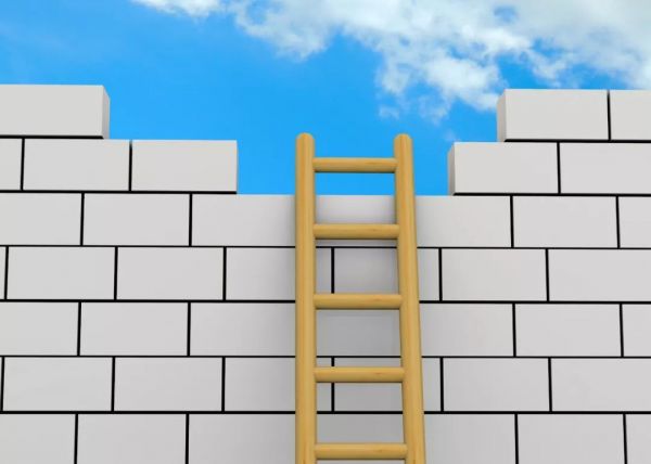 年薪百万的药企高管，为何在50岁转行做保险