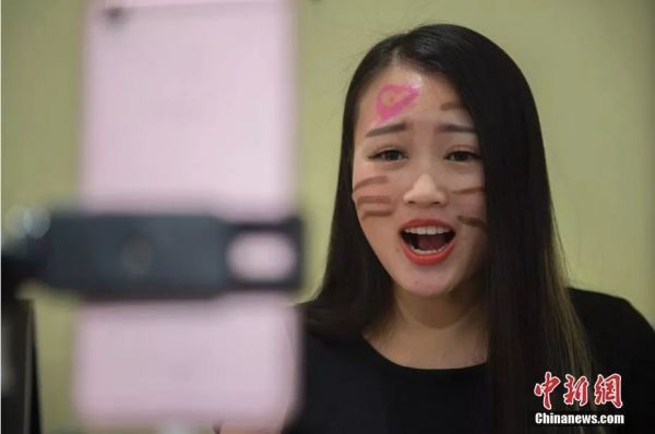 “下沉”的直播带货市场：明星们的狂欢与小主播的烦恼