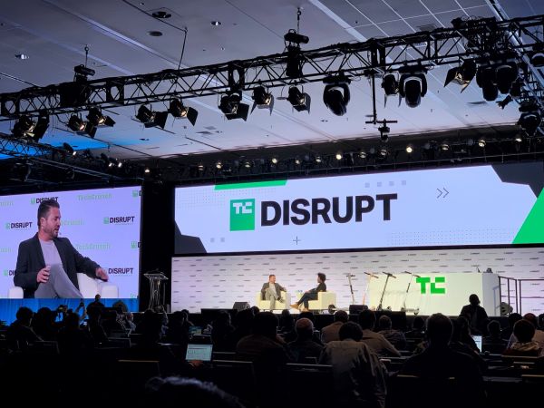 TC Disrupt2019现场, 左起:Travis VanderZanden、TechCrunch记者Megan Rose Dickey、Bird的多款电动滑板车