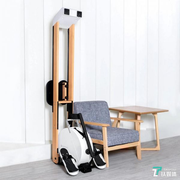 可垂直放置、节约空间的划船机