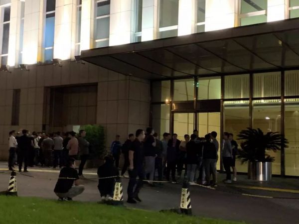 直击上百商家堵门维权,淘集集寻求重组偿还货款