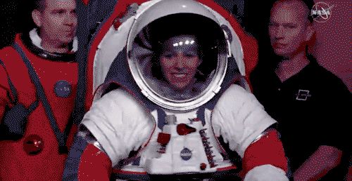 NASA宇航服大升级,2024年人类将重返月球