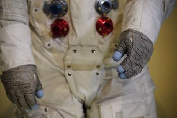 NASA宇航服大升级,2024年人类将重返月球