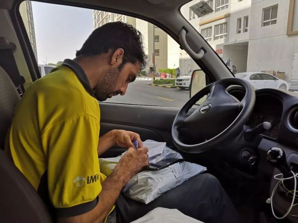 “不退货就叫警察把你抓起来！”中东快递小哥艰难的一天