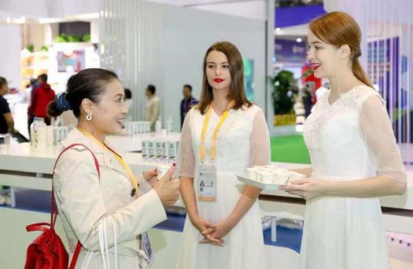 进博会现场,观众品尝伊利产品