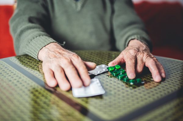 观察+ | 阿尔茨海默症等来了“灵丹妙药”？谨慎看待不“捧杀”