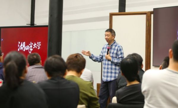 王坚院士:世界上为什么有红绿灯?