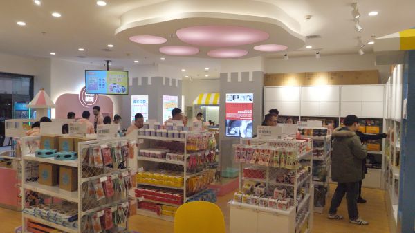 开店次月坪效超 3000 元,「Hello萌宠」要用活体交易来撬动宠物零售