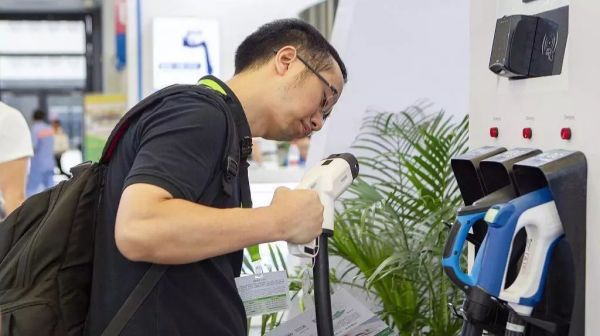 三问中国新能源汽车:补贴不反思,谁还会买“电动爹”?