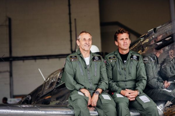 观察+ | 用喷火战机紧抓年轻人眼球，百年钟表品牌的跨界尝试可以这么做