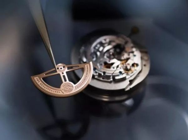 观察+ | 用喷火战机紧抓年轻人眼球，百年钟表品牌的跨界尝试可以这么做