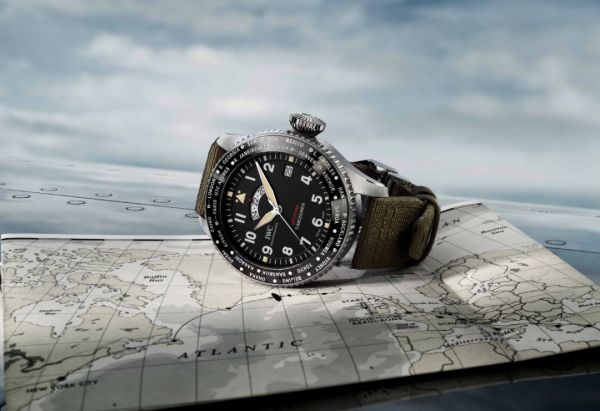 观察+ | 用喷火战机紧抓年轻人眼球，百年钟表品牌的跨界尝试可以这么做