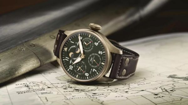 观察+ | 用喷火战机紧抓年轻人眼球，百年钟表品牌的跨界尝试可以这么做