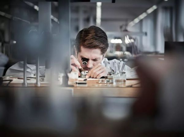 观察+ | 用喷火战机紧抓年轻人眼球，百年钟表品牌的跨界尝试可以这么做