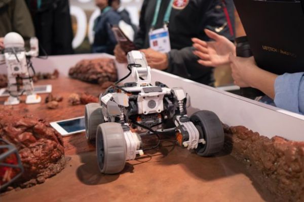 Walker 全新亮相 CES 2020,优必选科技继续探索 AI 机器人商业化