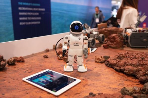 Walker 全新亮相 CES 2020,优必选科技继续探索 AI 机器人商业化