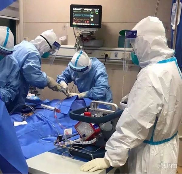 疫情中的机器人战士，抗击病毒守护生命