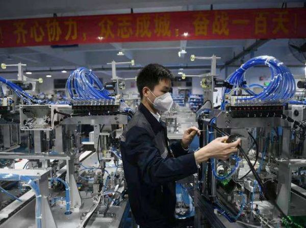 口罩机厂复工记:最缺技术工人,“师傅带徒弟硬顶上去”