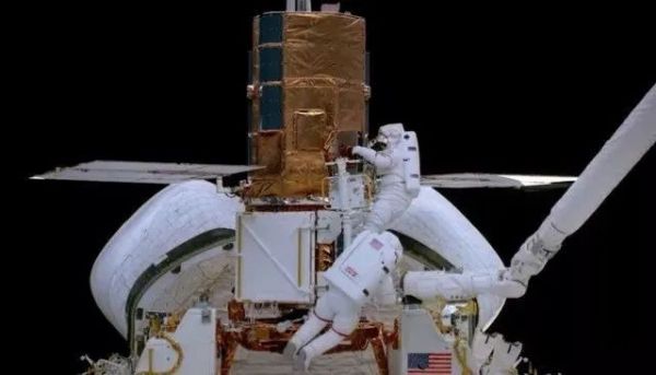 历史首次，私人卫星在轨对接卫星提供「续命」服务