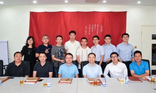 比亚迪联合创始人杨龙忠:狼来了,还纠结先迈哪只脚?跑就对了