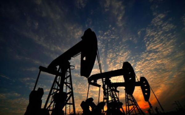 油价跌至3块多,专家称“油贱伤新”,车企大佬却不同意