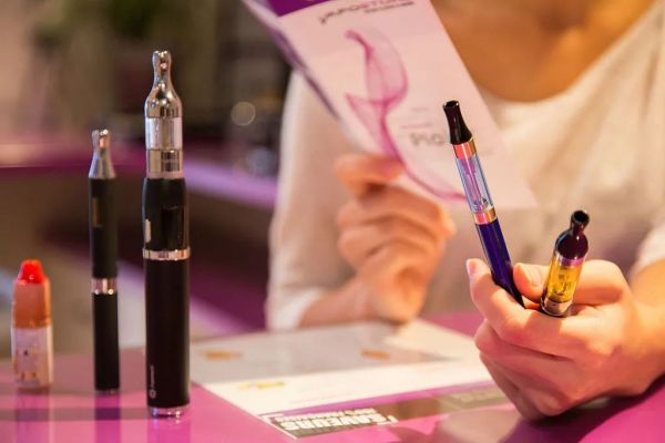 电子烟走下风口，幸存者如何躲过「完美黑洞」