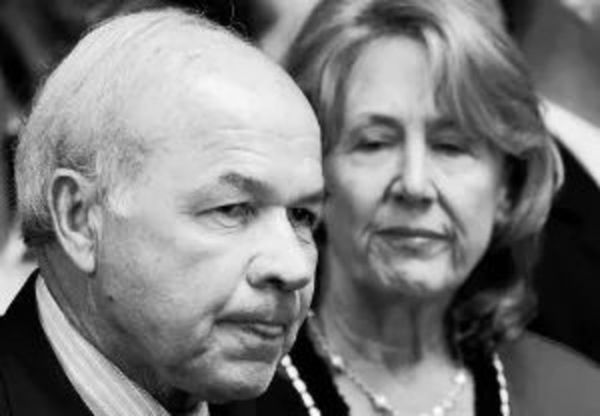 肯尼斯&middot;莱（左