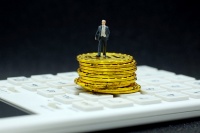 是数字货币还是黄金：美元霸权挑战赛的决胜局