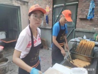 被直播改变命运的小业主：炸油条的年收入七位数