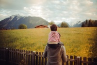打扰了，年轻人眼中的父亲跟朋友圈刷屏的不一样