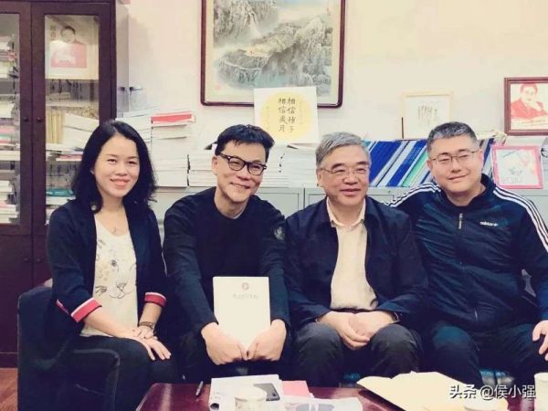 侯小强(右一)和朋友们