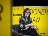 女股神伍德，如何超越巴菲特成“最强印钞机”？