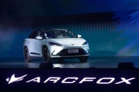 王兴，带头围观了华为第一辆车