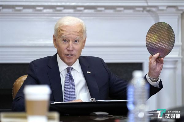 美国总统拜登手拿晶圆(来源:CNBC)