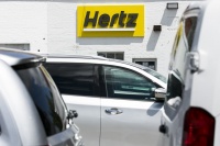 美国百年租车巨头爬出负债泥潭，“瘦身”之后又该走向何方？