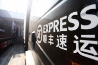 顺丰上半年净利暴跌八成，年内股价近腰斩，还面临两大挑战