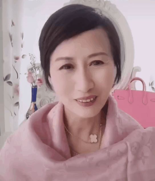 玫瑰女人教你撒娇 来源 / 抖音