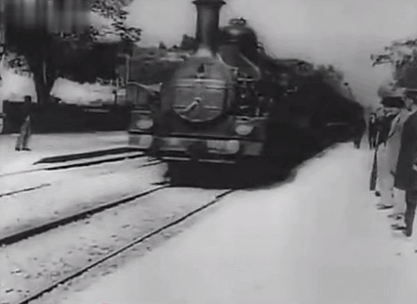 卢米埃尔兄弟拍摄的《火车进站》中一列火车朝着屏幕的方向驶来的画面。图片来源:腾讯视频