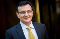 传统巨头忙拆分，互联网公司却不停跨界收购，都打什么算盘？