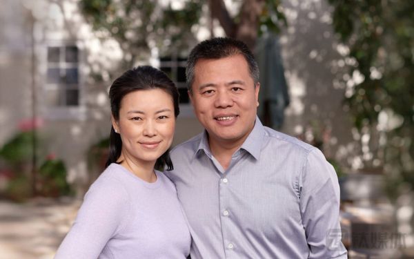 图为天桥脑科学研究院创办人陈天桥（右）和雒芊芊（左）（来源：TCCI官网）