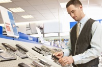 低利润高存货+行业下行，中国最大的手机分销商如何过“冬”？ | 科股投研