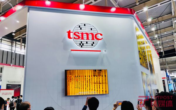 2021年6月9日,有观众在南京的世界半导体大会台积电展台拍摄(图片来源:钛媒体App编辑)