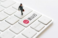 跌去千亿市值后，雷军港股“第三子”来了