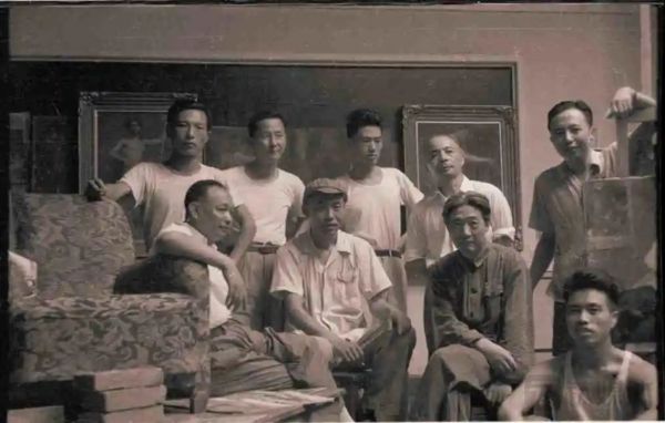 前排由左至右:江丰、王式廓、徐悲鸿、戴泽 后排由左至右:李宗津、倪贻德、冯法祀、庄子曼、曹思明 1953年拍摄