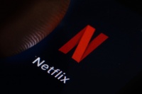 左手广告，右手游戏，Netflix喘了口气